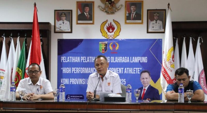 Ketua Umum KONI Lampung Taufik Hidayat saat memimpin rapat Pelatihan Pelatih Cabang Olahraga Lampung,  High Performance Development Athlete Tahun 2025,