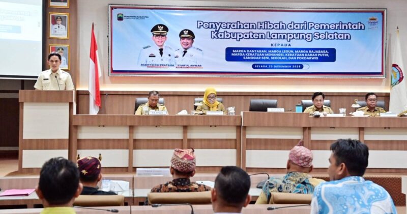 Poto: Bupati Lamsel memberikan sambutan di depan tokoh masyarakat, serta pegiat seni dan pariwisata lamsel ( diskominfo Lamsel).