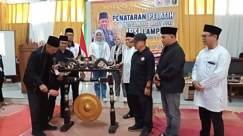 Poto: Ketua KONI Lampung saat membuka Pelatihan wasit, dan juri pencak silat mengikuti di Padepokan Pencak Silat IPSI Lampung.( Dok KONI Lampung).
