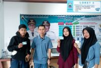 Usai mendapatkan pelayanan, Warga foto bersama dengan Kepala Disdukcapil Lamsel Edy Firnandi