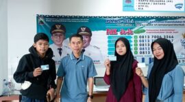 Usai mendapatkan pelayanan, Warga foto bersama dengan Kepala Disdukcapil Lamsel Edy Firnandi