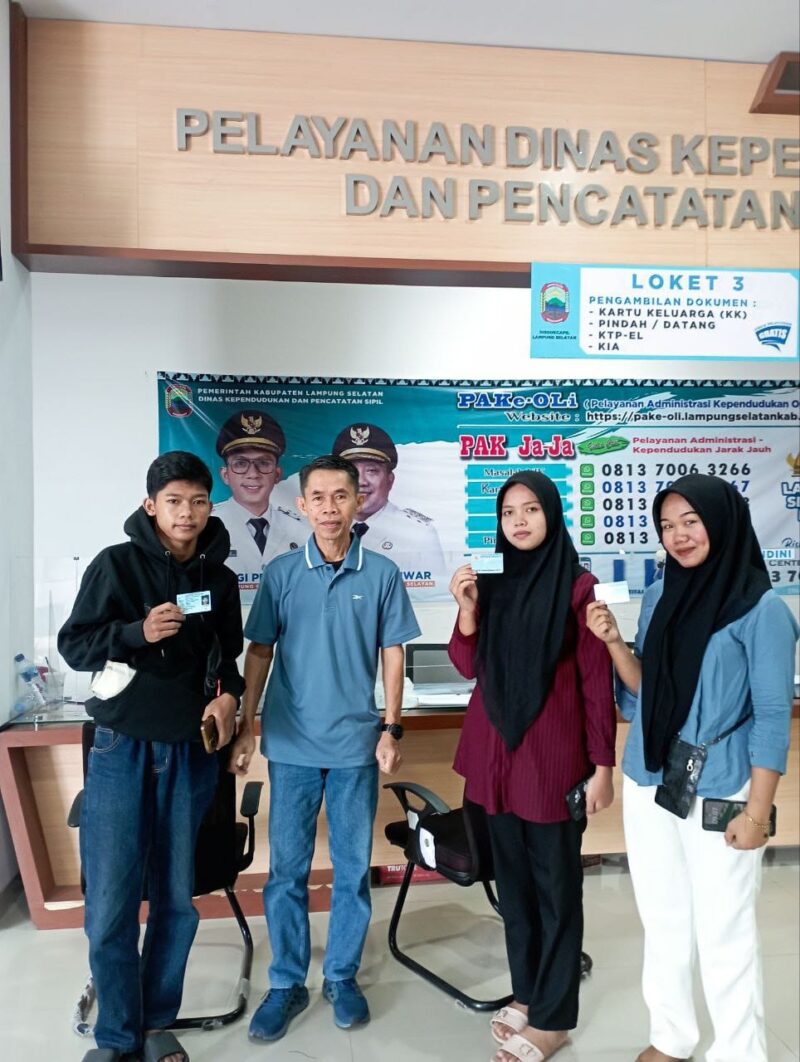 Usai mendapatkan pelayanan, Warga foto bersama dengan Kepala Disdukcapil Lamsel Edy Firnandi