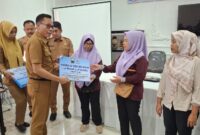 Staf Ahli Bupati Bidang Keuangan Achmad Herry, menyerahkan bantuan peralatan kepada pelaku usaha, Senin, 29 Desember 2025.