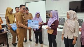 Staf Ahli Bupati Bidang Keuangan Achmad Herry, menyerahkan bantuan peralatan kepada pelaku usaha, Senin, 29 Desember 2025.