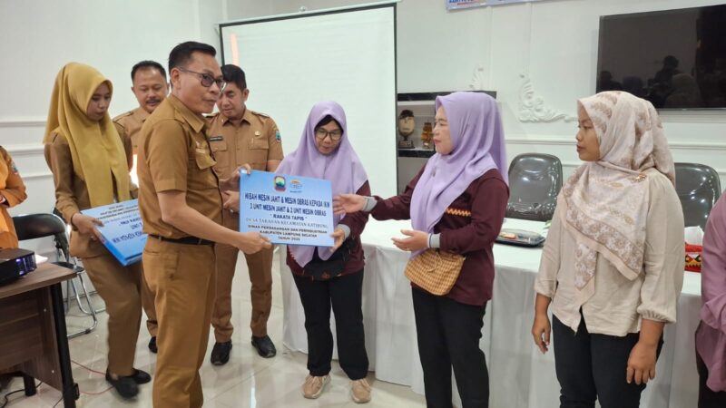 Staf Ahli Bupati Bidang Keuangan Achmad Herry, menyerahkan bantuan peralatan kepada pelaku usaha, Senin, 29 Desember 2025.