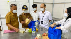 Camat Kalianda Ruris Apdani S,P,d, saat monitoting Dapur MBG di Sukamandi Kelurahan Bumi Agung Kecamatan Kalianda Lamsel,  (Lim).