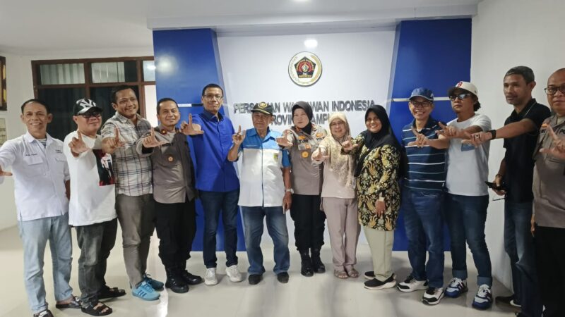 Poto: Jajaran PWi Lampung dan Humas Polda saat kunjungan Ke Sekretariat PWI Lampung ( dok PWI Lampung).