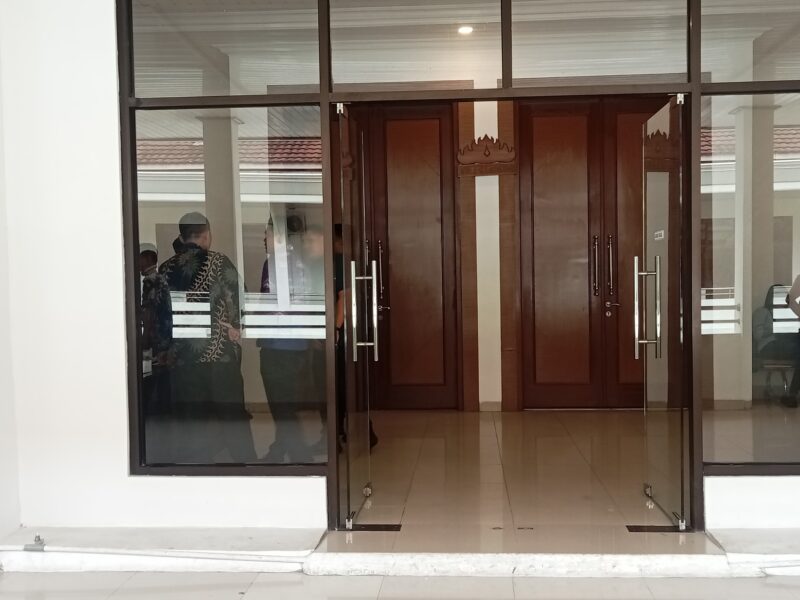 Audensi Kepala Desa dengan Bupati Lampung Selatan di Aula Krakatau  tertutup untuk umum. 