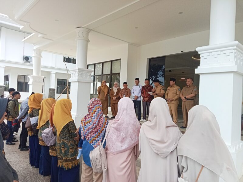 Wakil Bupati Lamsel M.Syaiful Anwar tengah memberikan sambutan dalam rangka pelepasan kafilah yang akan mengikuti MTQ tingkat Provinsi Lampung. (Foto.Juwantoro)
