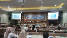 Asisten Bidang Adum Setdakab Lamsel Edy Firnandi buka rapat hadapi natal dan tahun baru. (Foto.Juwantoro)