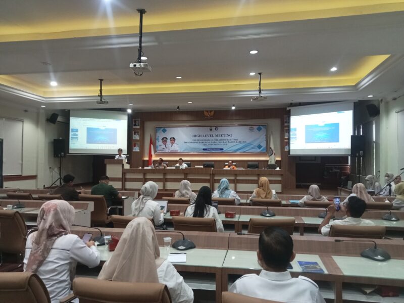 Asisten Bidang Adum Setdakab Lamsel Edy Firnandi buka rapat hadapi natal dan tahun baru. (Foto.Juwantoro)