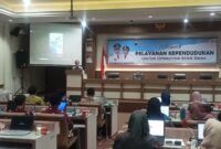 Kepala Disdukcapil Lampung Selatan Edy Firnandi, tengah memberikan arahan kepada operator desa dalam kegiatan bimtek, Kamis, 11 Desember 2025. (Foto.Juwantoro)
