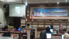 Kepala Disdukcapil Lampung Selatan Edy Firnandi, tengah memberikan arahan kepada operator desa dalam kegiatan bimtek, Kamis, 11 Desember 2025. (Foto.Juwantoro)