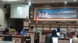 Kepala Disdukcapil Lampung Selatan Edy Firnandi, tengah memberikan arahan kepada operator desa dalam kegiatan bimtek, Kamis, 11 Desember 2025. (Foto.Juwantoro)