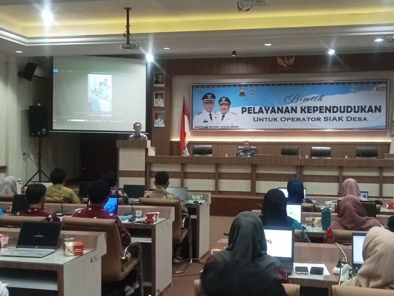 Kepala Disdukcapil Lampung Selatan Edy Firnandi, tengah memberikan arahan kepada operator desa dalam kegiatan bimtek, Kamis, 11 Desember 2025. (Foto.Juwantoro)
