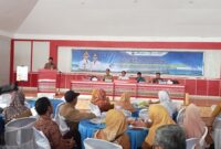 Sekretaris BKD Lamsel Dharma tengah memberikan sambutan dalam kegiatan sosialisasi PNS memasuki batas usia pensiun. (Foto.Juwantoro)