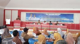 Sekretaris BKD Lamsel Dharma tengah memberikan sambutan dalam kegiatan sosialisasi PNS memasuki batas usia pensiun. (Foto.Juwantoro)