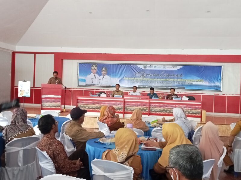 Sekretaris BKD Lamsel Dharma tengah memberikan sambutan dalam kegiatan sosialisasi PNS memasuki batas usia pensiun. (Foto.Juwantoro)