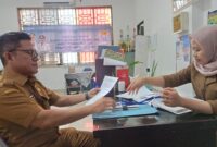 Salah seorang peserta calon dewan pengawas Perumda Tirta Jasa Lamsel tengah daftar ulang. (Foto.Juwantoro)