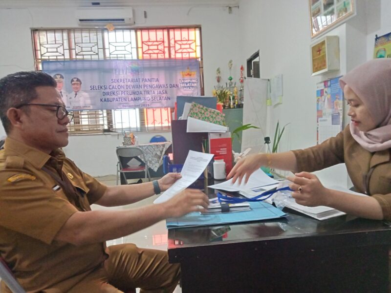 Salah seorang peserta calon dewan pengawas Perumda Tirta Jasa Lamsel tengah daftar ulang. (Foto.Juwantoro)