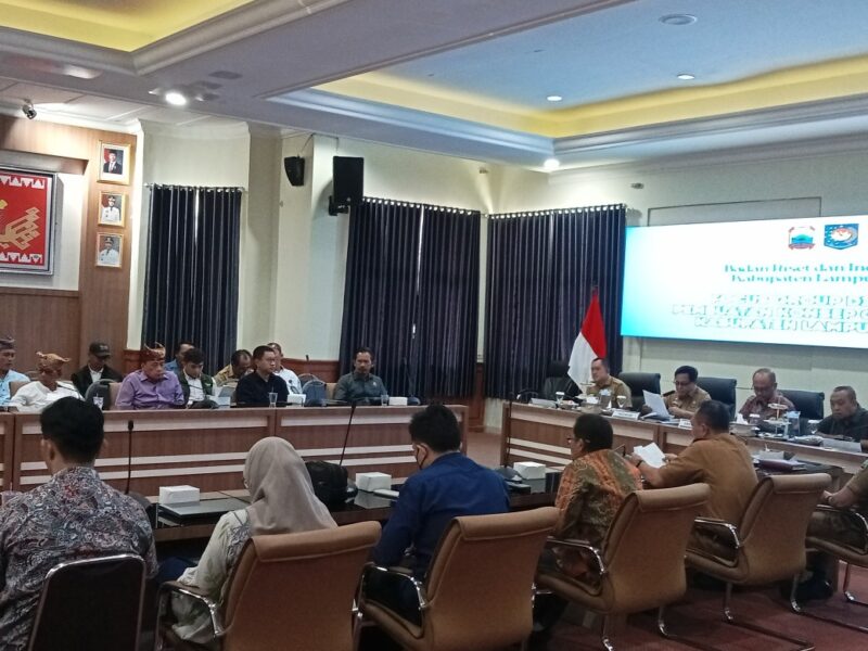 Sekda Kabupaten Lampung Selatan Supriyanto tengah memberikan sambutan dalam kegiatan FGD Pembuatan Konsep City Brnading Lamsel. (Foto.Juwantoro)
