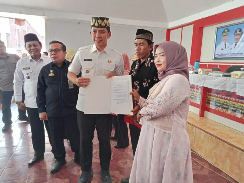 Bupati Lampung Selatan Radityo Egi Pratama serahkan buku nikah kepada pasangan yang ikut itsbat nikah. (Foto.Juwantoro)