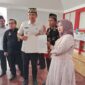Bupati Lampung Selatan Radityo Egi Pratama serahkan buku nikah kepada pasangan yang ikut itsbat nikah. (Foto.Juwantoro)