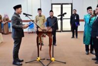 Wakil Bupati Lampung Selatan M.Syaiful Anwar lantik Iwan Chandra Gautama sebagai Dewan Pengawas dan Julianto sebagai Direktur Perumda Tirta Jasa Lamsel, Senin, 29 Desember 2025. (Foto.Diskominfo Lamsel)