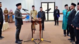 Wakil Bupati Lampung Selatan M.Syaiful Anwar lantik Iwan Chandra Gautama sebagai Dewan Pengawas dan Julianto sebagai Direktur Perumda Tirta Jasa Lamsel, Senin, 29 Desember 2025. (Foto.Diskominfo Lamsel)