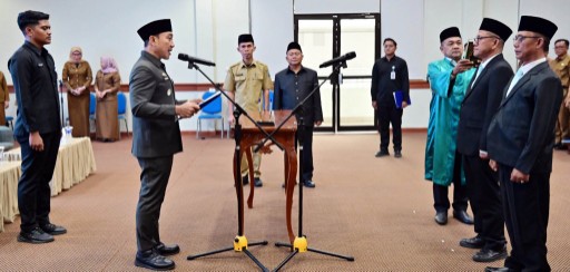 Wakil Bupati Lampung Selatan M.Syaiful Anwar lantik Iwan Chandra Gautama sebagai Dewan Pengawas dan Julianto sebagai Direktur Perumda Tirta Jasa Lamsel, Senin, 29 Desember 2025. (Foto.Diskominfo Lamsel)