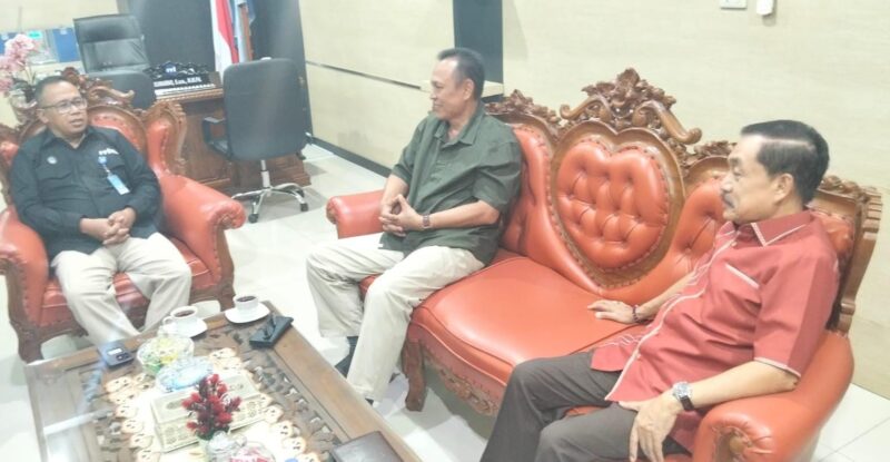 Ketua KONI lampung dan wakil IV saat kunjungan ke RRI Lampung ( dok KONI Lampung).