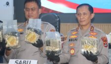 Poto: Kapolda Lampung Irjen Pol Helfi Assegaf, S.I.K., M.H.dan Kapolres Lampung Selatan AKBP Toni Kasmiri saat Expose di Mapolres Lamssl ( dok Humas Polres Lamsel)