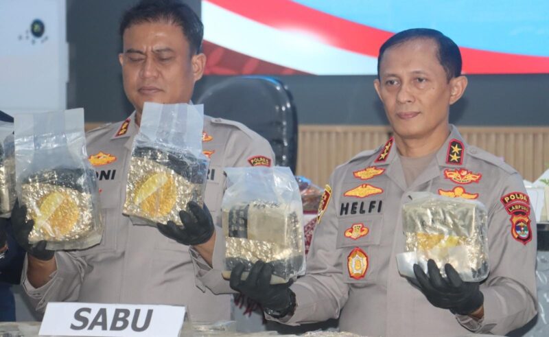 Poto: Kapolda Lampung Irjen Pol Helfi Assegaf, S.I.K., M.H.dan Kapolres Lampung Selatan AKBP Toni Kasmiri saat Expose di Mapolres Lamssl ( dok Humas Polres Lamsel)
