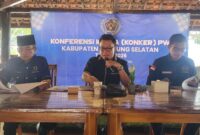 Wakil ketua Bidang Organisasi  PWI Lampung  Eka Setiawan memimpin sidang Konferensi Kerja PWI Lamsel ( poto Lim).