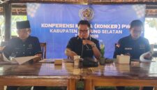 Wakil ketua Bidang Organisasi  PWI Lampung  Eka Setiawan memimpin sidang Konferensi Kerja PWI Lamsel ( poto Lim).