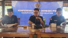 Wakil ketua Bidang Organisasi  PWI Lampung  Eka Setiawan memimpin sidang Konferensi Kerja PWI Lamsel ( poto Lim).