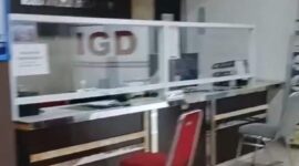 Ruang IGD RSUD Bob Bazar Kalianda sepi petugas jam 06.00 pagi. Akibatnya, pasien yang akan berobat kecewa.