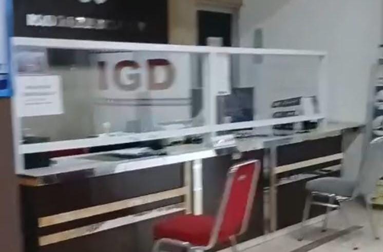 Ruang IGD RSUD Bob Bazar Kalianda sepi petugas jam 06.00 pagi. Akibatnya, pasien yang akan berobat kecewa.