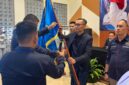 Ketua PWI Lampung Wirahadikusumah menyerahkan bendaera pataka kepada Edwin Apriandi yang terpilih secata aklamasi sebagai Ketua PWI Lamsel.
