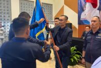 Ketua PWI Lampung Wirahadikusumah menyerahkan bendaera pataka kepada Edwin Apriandi yang terpilih secata aklamasi sebagai Ketua PWI Lamsel.