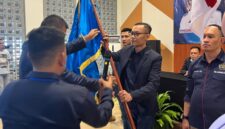 Ketua PWI Lampung Wirahadikusumah menyerahkan bendaera pataka kepada Edwin Apriandi yang terpilih secata aklamasi sebagai Ketua PWI Lamsel.