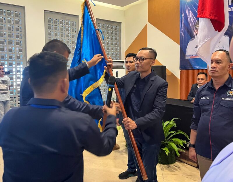 Ketua PWI Lampung Wirahadikusumah menyerahkan bendaera pataka kepada Edwin Apriandi yang terpilih secata aklamasi sebagai Ketua PWI Lamsel.