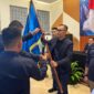 Ketua PWI Lampung Wirahadikusumah menyerahkan bendaera pataka kepada Edwin Apriandi yang terpilih secata aklamasi sebagai Ketua PWI Lamsel.