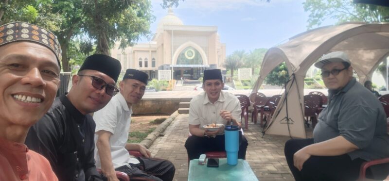 Bupati Lamsel di dampingi Kadisduk Capil Edy Firnandi dan Sekretaris Disdik  Cahyadi.( Lim).