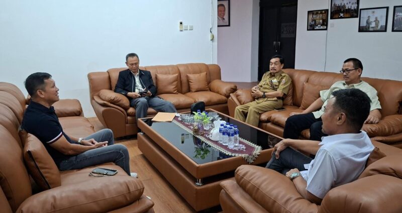 Ketua Umum KONI Lampung, Taufik Hidayat, saat menggelar pertemuan strategis dengan pengurus demisioner Ikatan Sport Sepeda Indonesia (ISSI) Lampung (  dok KONI Lampung)