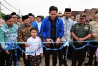 Bupati Lamsel saat meresmikan Jalan di Kecamatan Jati Agung ( Dok Diskominfo Lamsel)