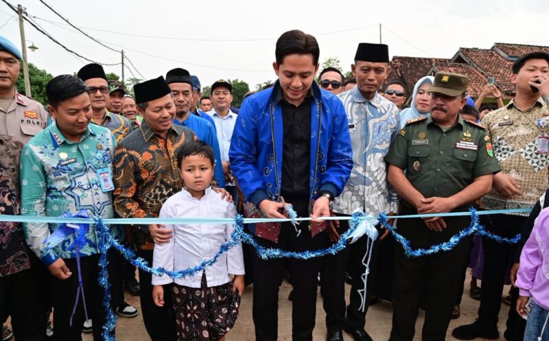 Bupati Lamsel saat meresmikan Jalan di Kecamatan Jati Agung ( Dok Diskominfo Lamsel)