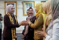 Ketua TP. PKK Provinsi Lampung memberikan ucapan selamat usai Pelantikan Pengurus Badan Kerjasama Organisasi Wanita (BKOW) Provinsi Lampung Masa Bakti 2025-2030 (diskominfo Provinsi Lampung).