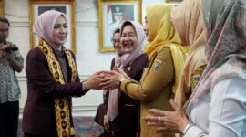 Ketua TP. PKK Provinsi Lampung memberikan ucapan selamat usai Pelantikan Pengurus Badan Kerjasama Organisasi Wanita (BKOW) Provinsi Lampung Masa Bakti 2025-2030 (diskominfo Provinsi Lampung).