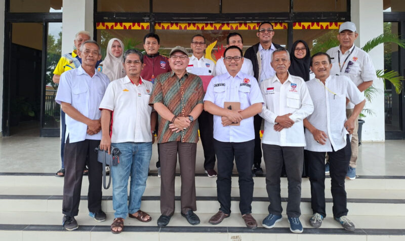 Poto bersama usai pertemuan dengan  pengurus Ikatan Anggar Seluruh Indonesia (IKASI) Lampung.( dok KONI Lampung).